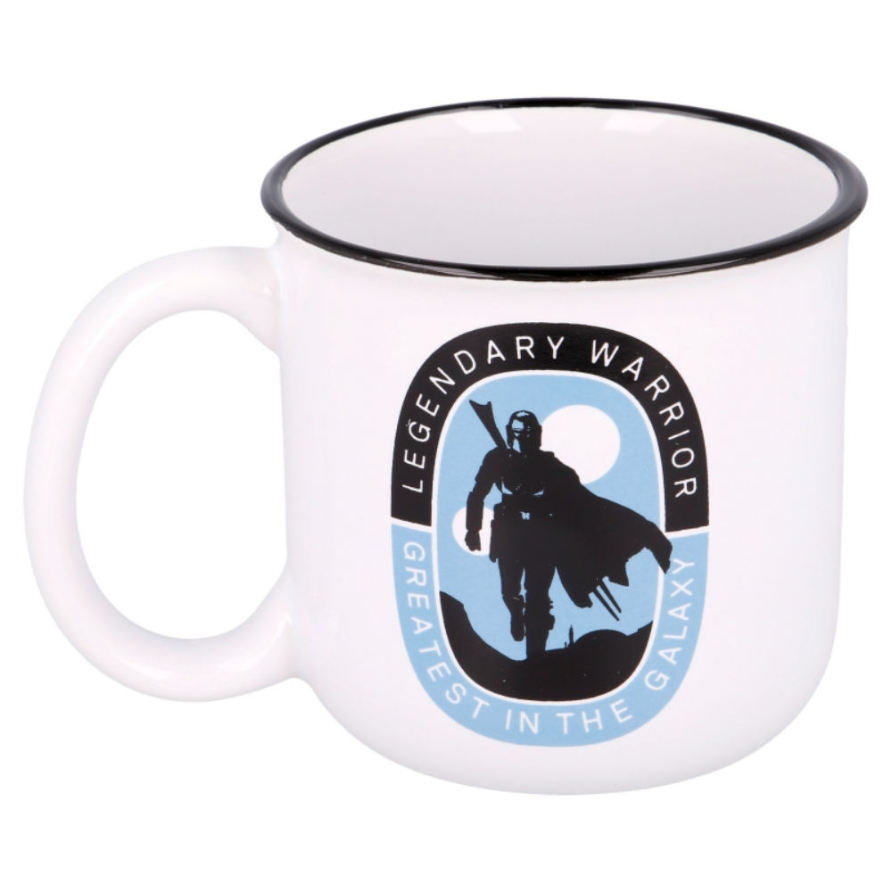 Taza blanca con imagen de Mandalorian y texto: Guerrero legendario.