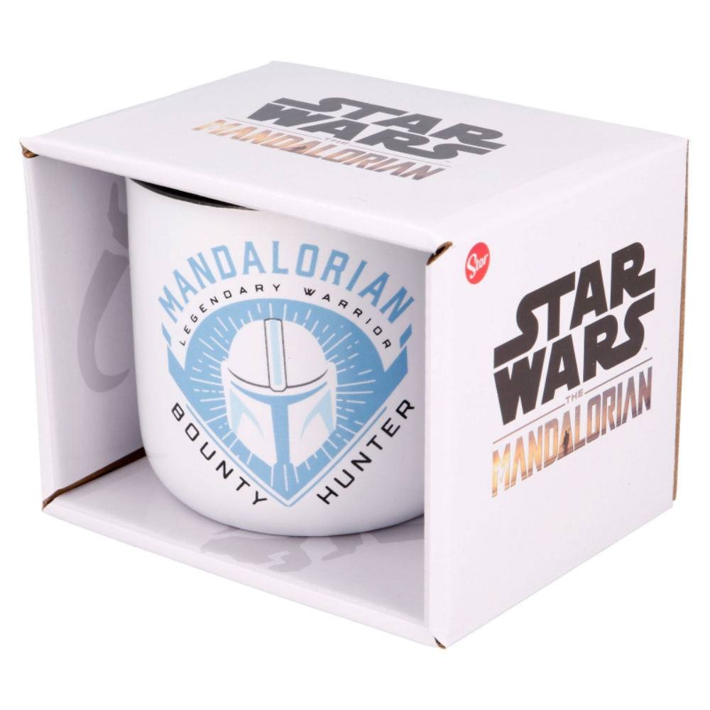 Una taza blanca en una caja con el logo de Star Wars Mandalorian, con un diseño de casco y las palabras 'Bounty Hunter'.