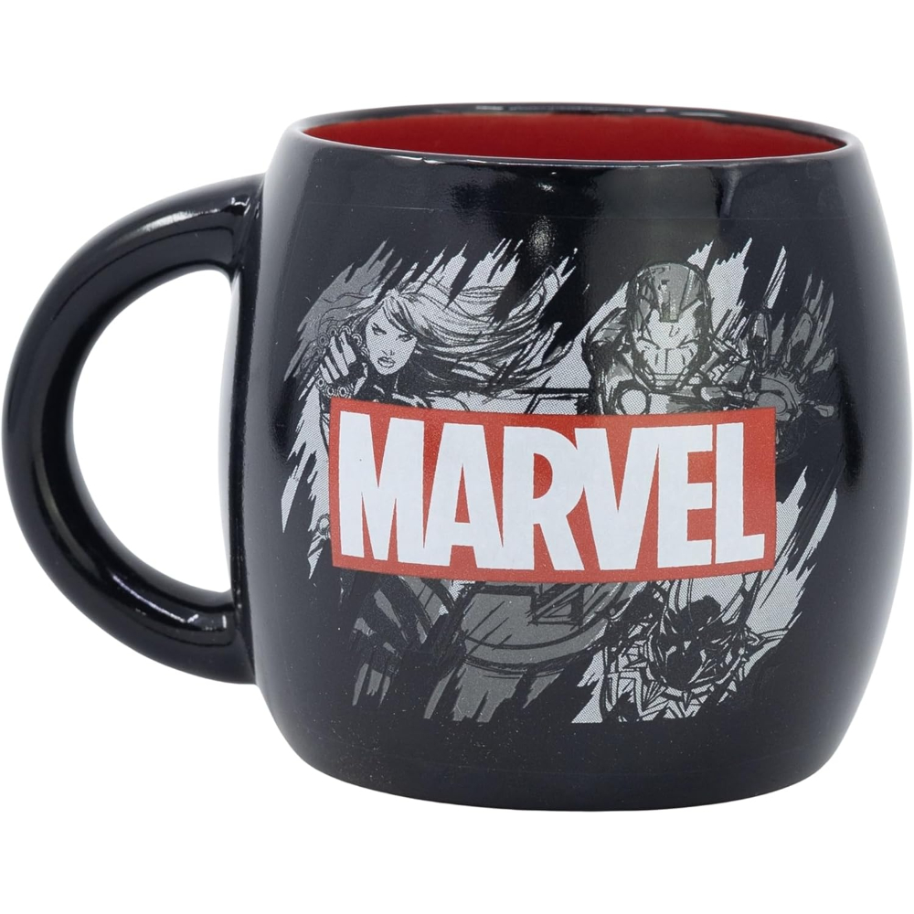 Taza negra de Marvel con personajes de Marvel, interior rojo y el logo de Marvel.