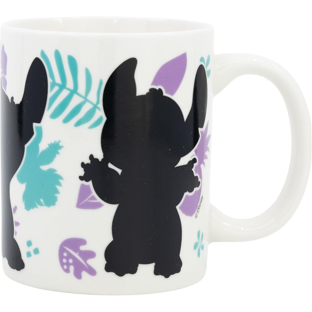 Taza blanca con silueta de Stitch y patrón floral tropical. La taza está sobre blanco.