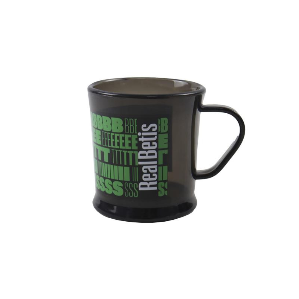 Una taza negra con texto blanco y detalles verdes. Dice 'Real Betis' y otro texto.