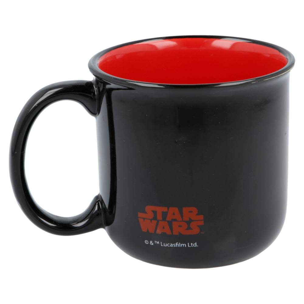 Una taza negra de Star Wars con el logo de Star Wars y el interior rojo.