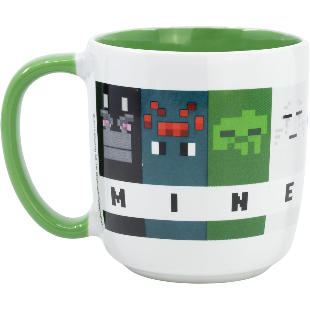Una taza de Minecraft con asa verde. Muestra personajes de Minecraft en el lateral.