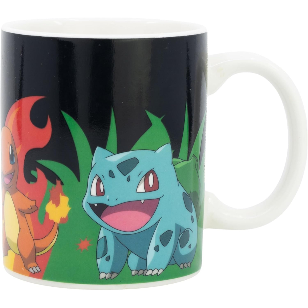 Taza de Pokémon con Charmander y Bulbasaur sobre fondo verde y negro.