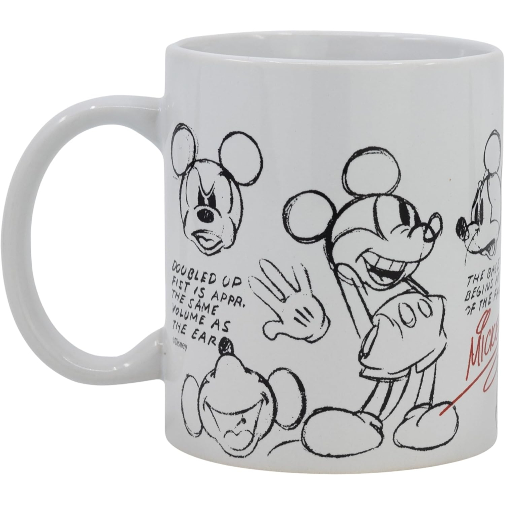 Taza blanca con bocetos de Mickey Mouse. Los bocetos muestran diferentes poses y texto.