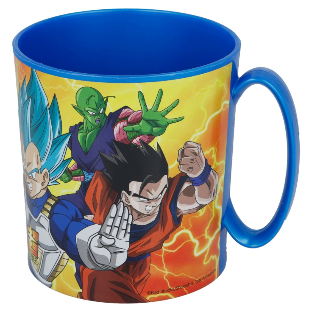 Una taza blanca con personajes de Dragon Ball Z en poses de acción. La taza tiene un asa y borde azules.