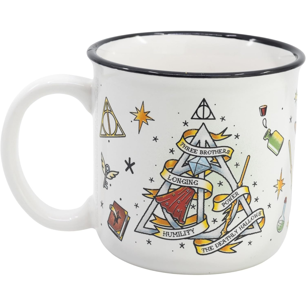 Taza blanca con borde negro, símbolos de Harry Potter. Diseños coloridos de las Reliquias de la Muerte, estrellas e iconos.