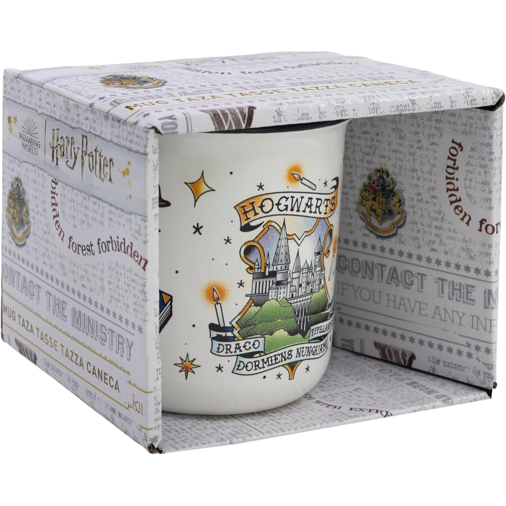 Una taza blanca en una caja, con el escudo de Hogwarts de Harry Potter, rodeada de texto e ilustraciones.
