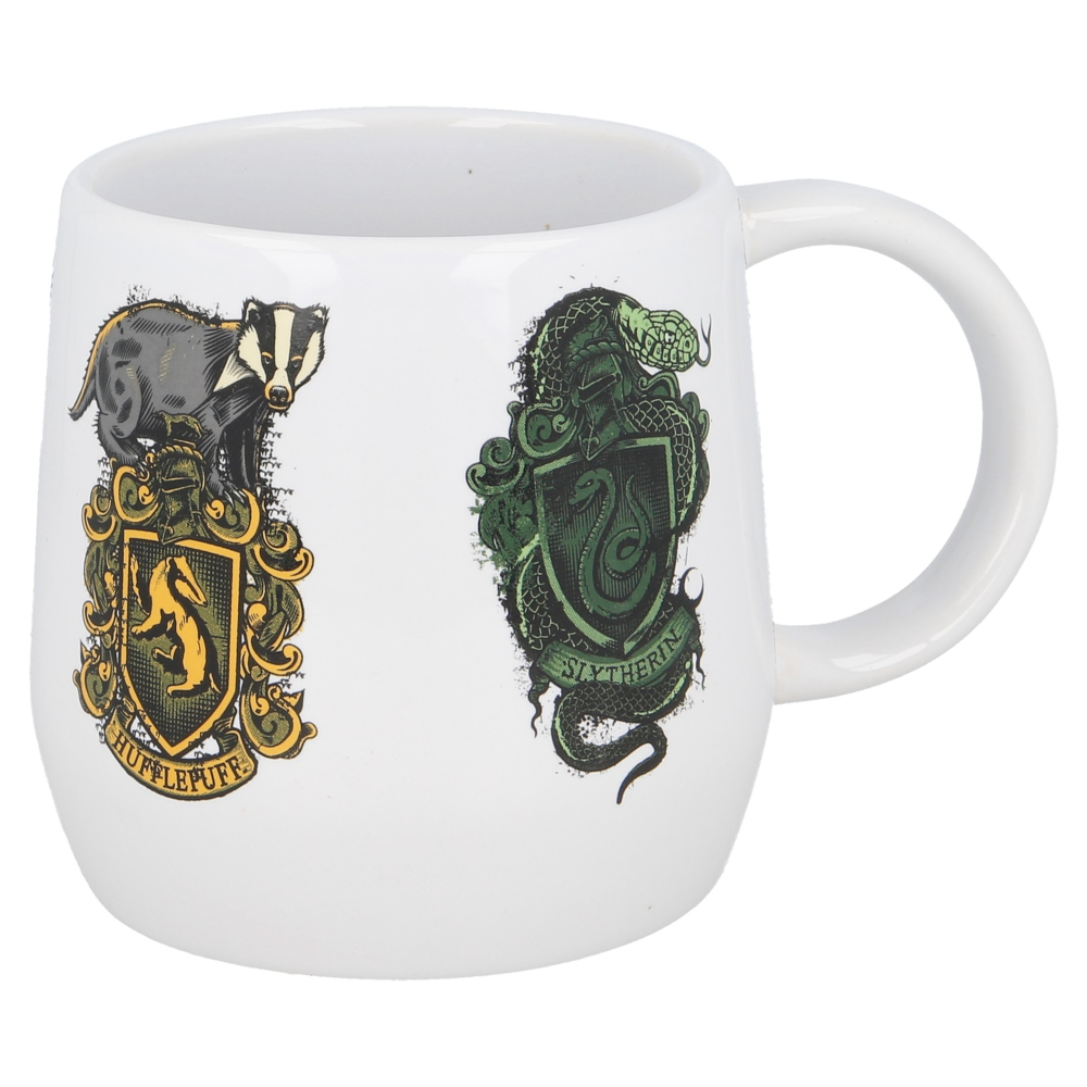 Taza blanca con escudos de Gryffindor y Slytherin. Fondo blanco. Dos escudos de las casas de Harry Potter.