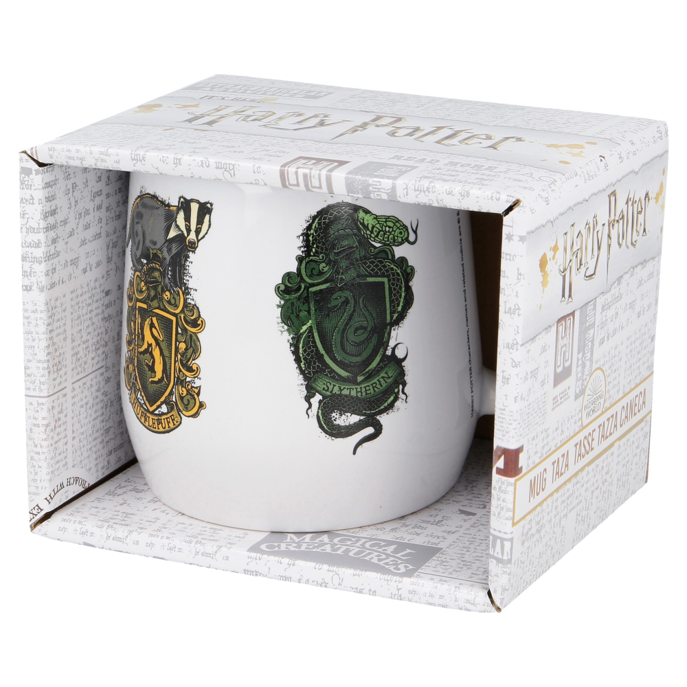 Taza de Harry Potter dentro de una caja. La taza tiene escudos de Gryffindor y Slytherin.