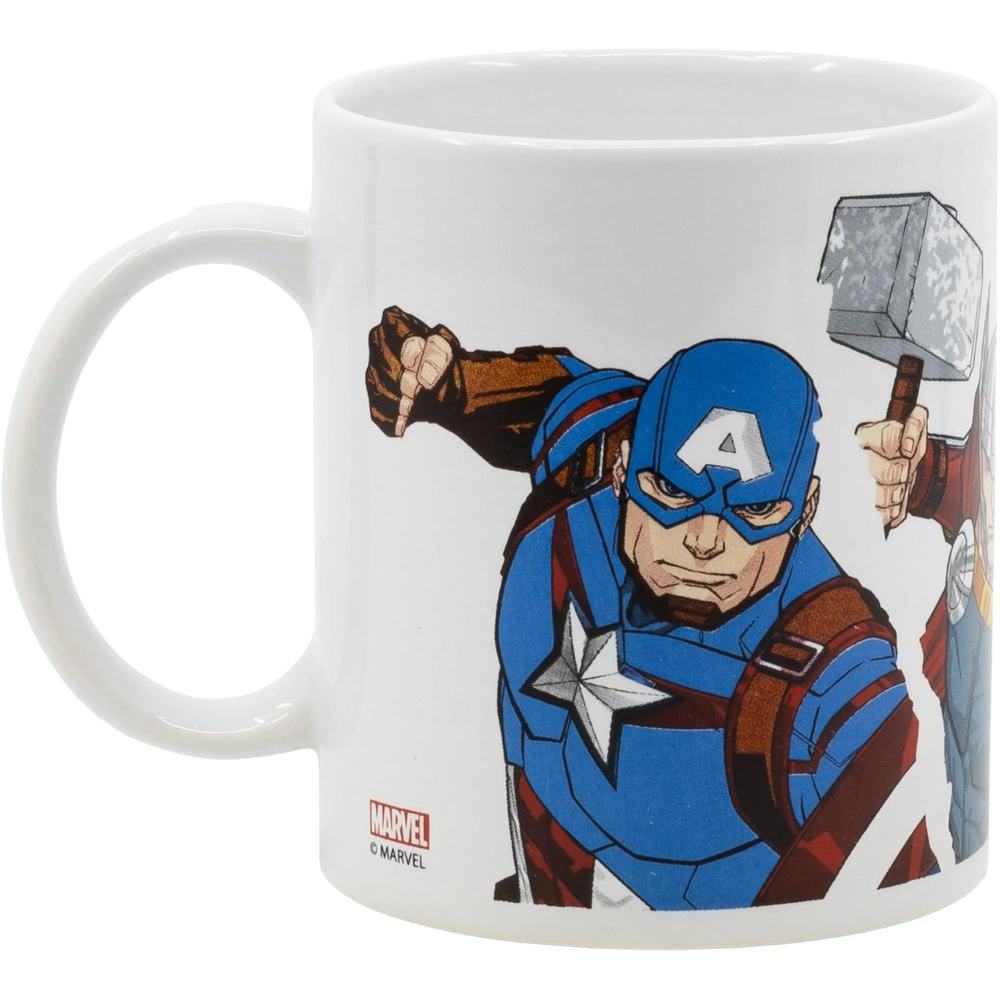 Una taza blanca con ilustraciones del Capitán América y Thor. La taza tiene un asa.