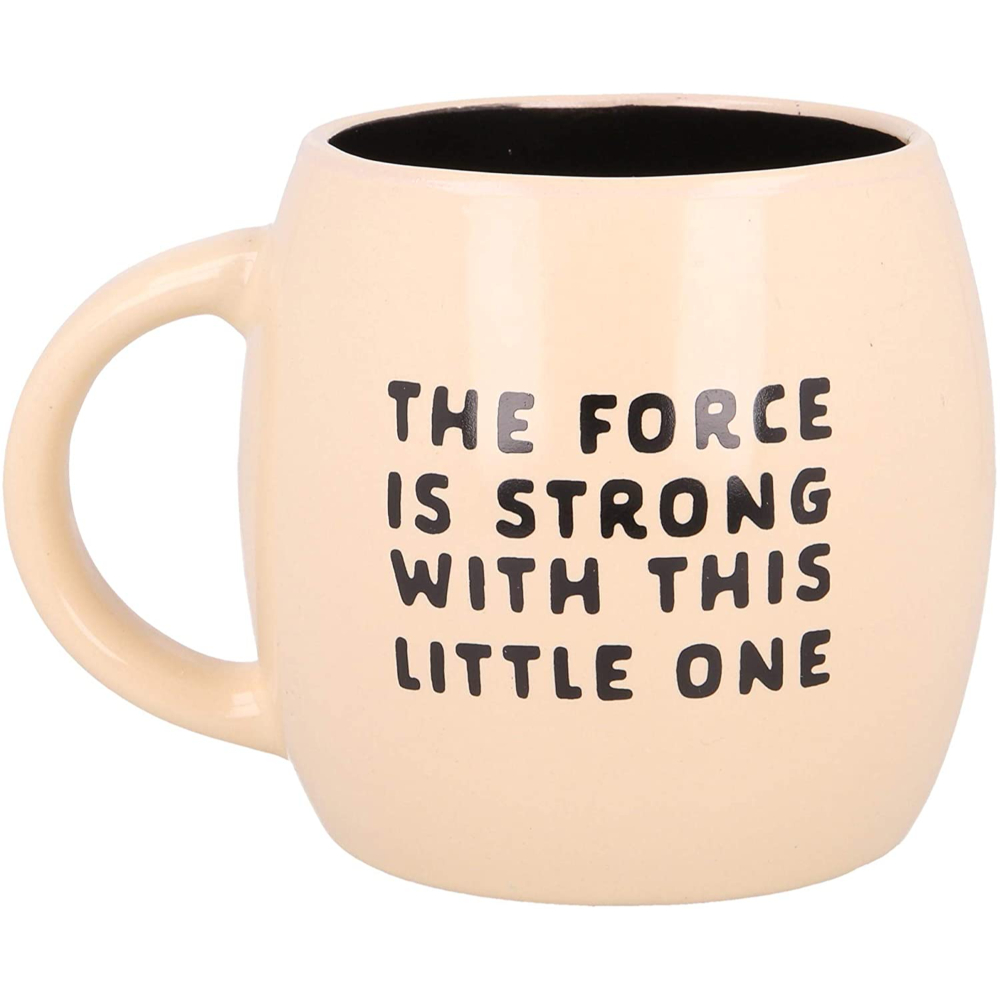 Taza color canela con las palabras THE FORCE IS STRONG WITH THIS LITTLE ONE.