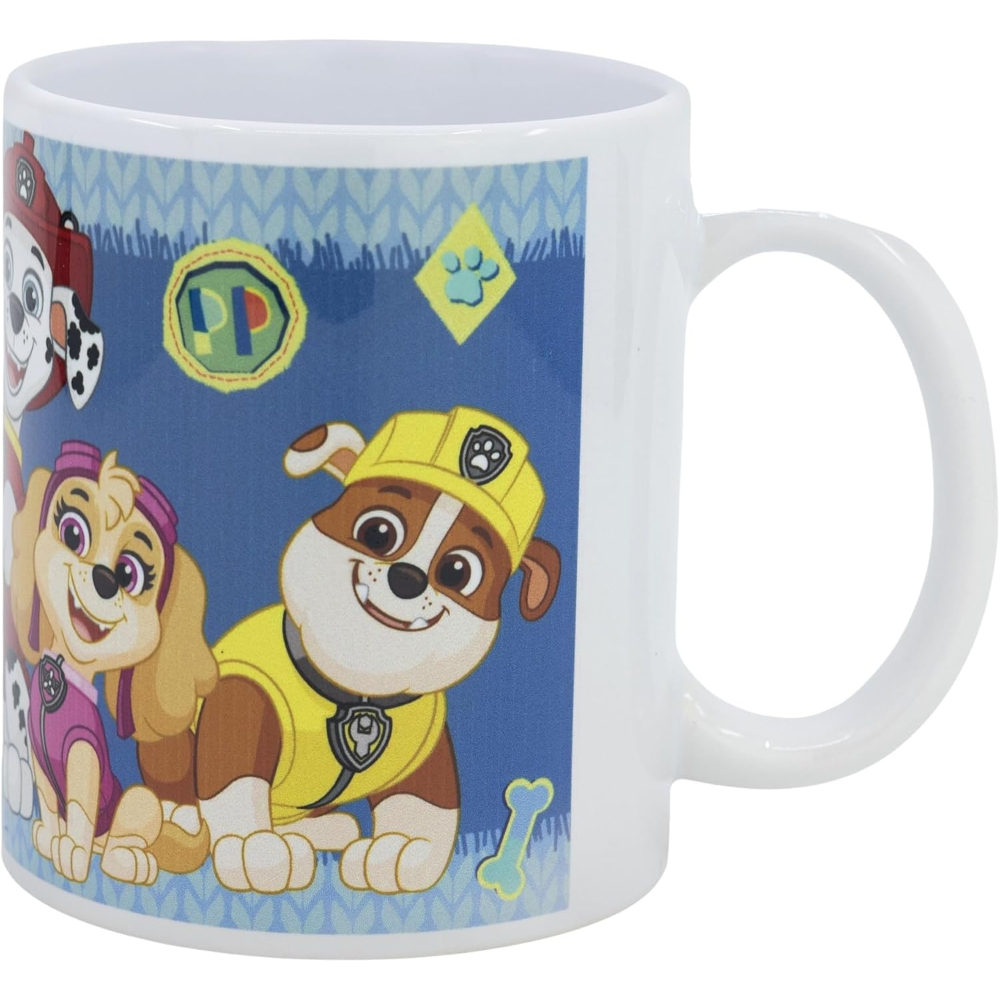 Una taza blanca con personajes de Paw Patrol. La taza muestra a Marshall, Skye y Rubble sobre un fondo azul.