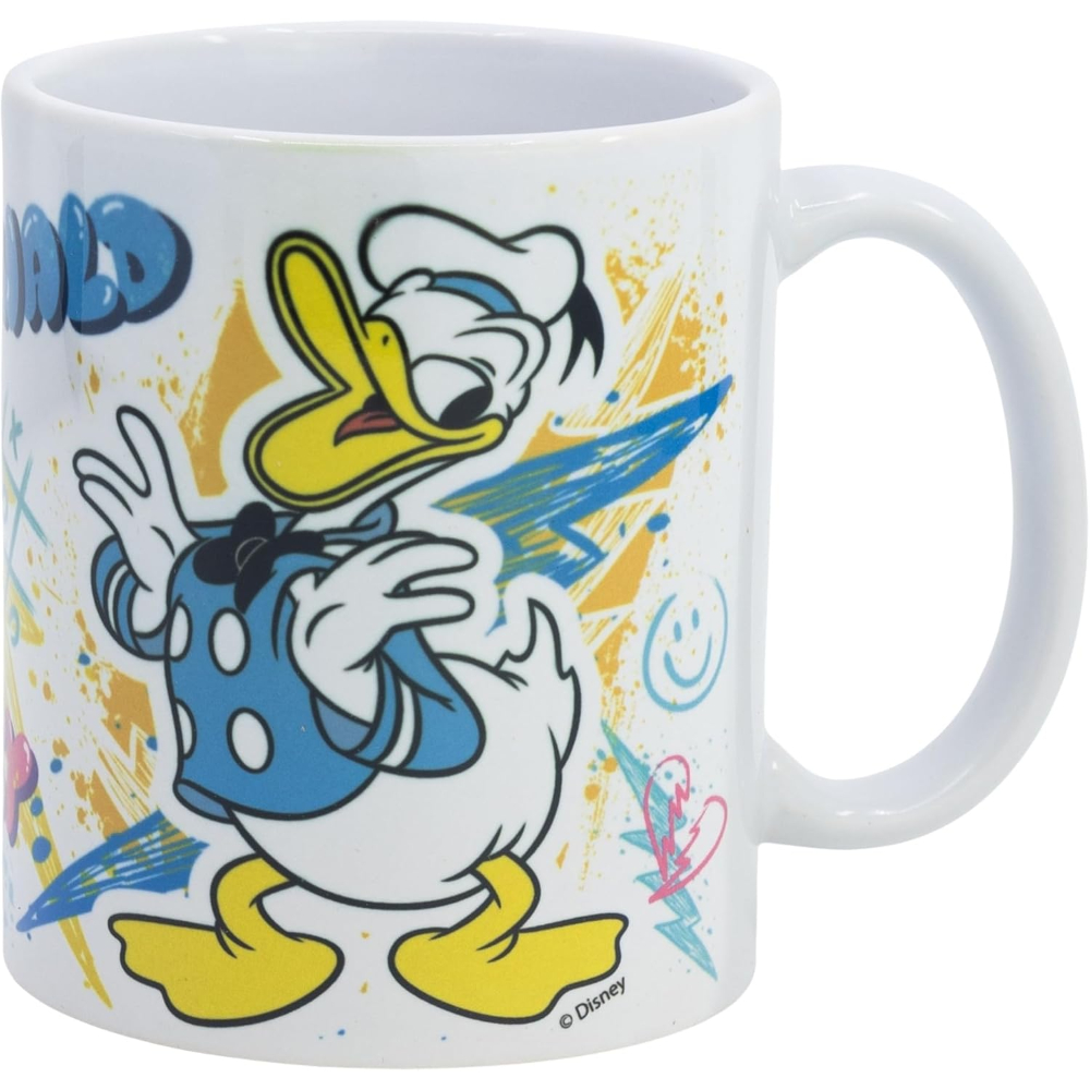 Una taza blanca con un personaje de dibujos animados de Pato Donald sobre un fondo con arte de graffiti.