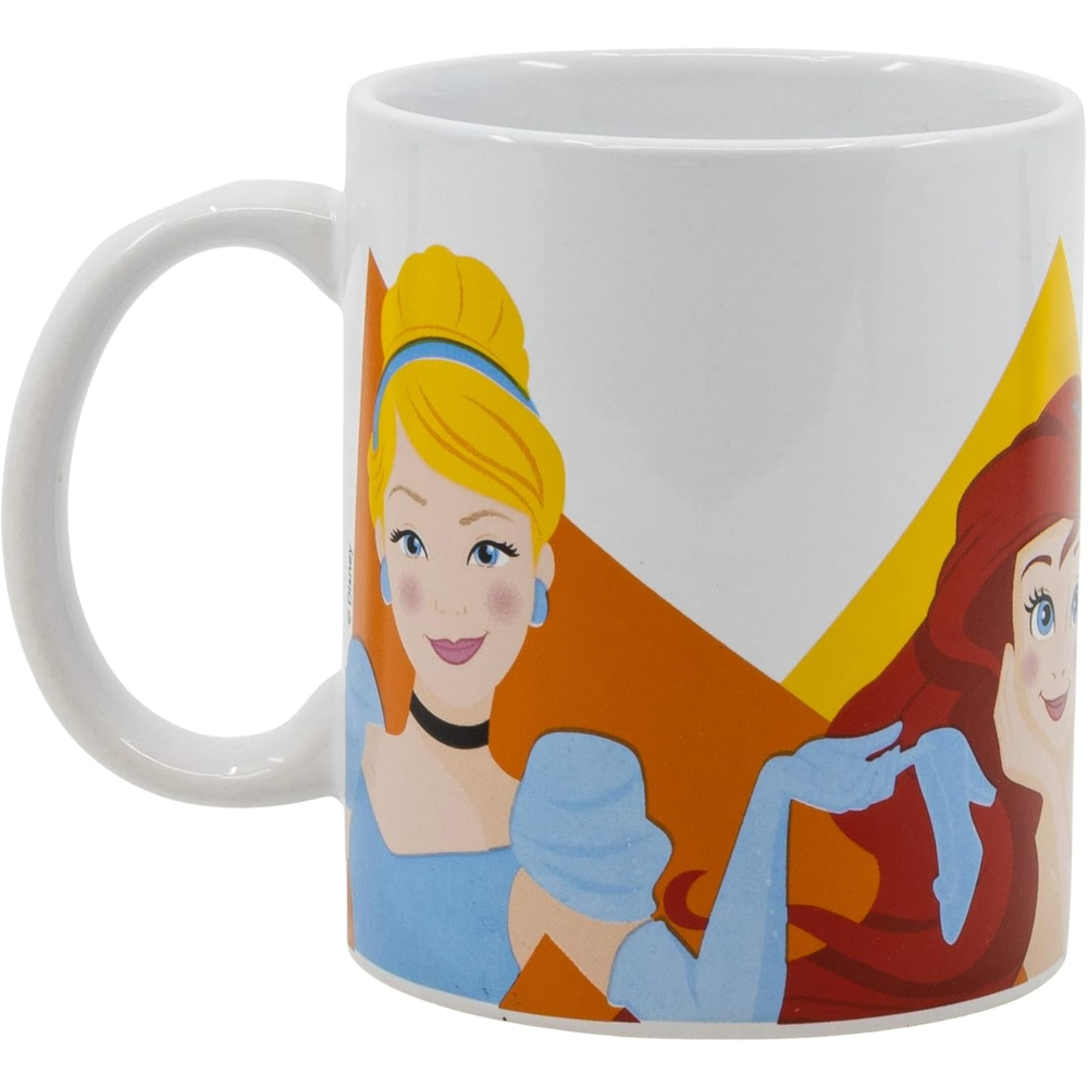 Una taza blanca con las princesas Disney Cenicienta y Ariel, con un fondo naranja y amarillo.