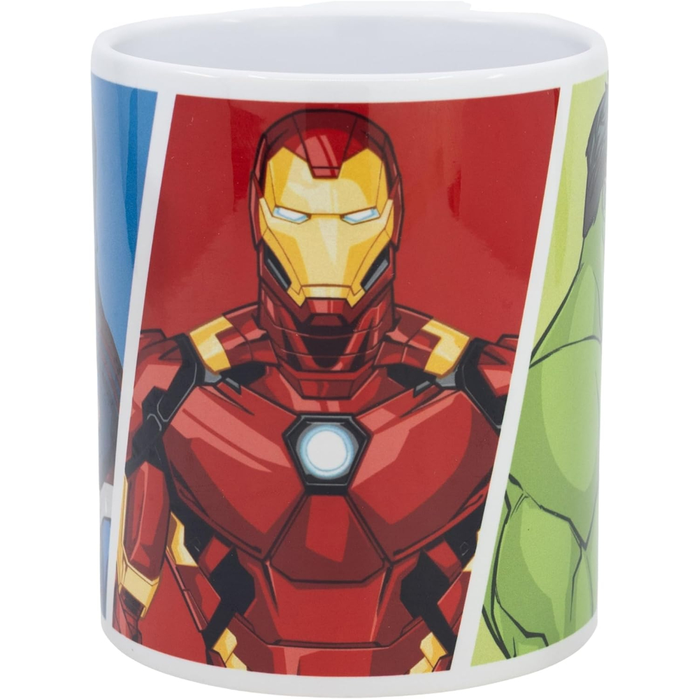 Taza de Marvel Vengadores con paneles de personajes. Incluye a Iron Man y Hulk. Fondo rojo, taza blanca con asa.