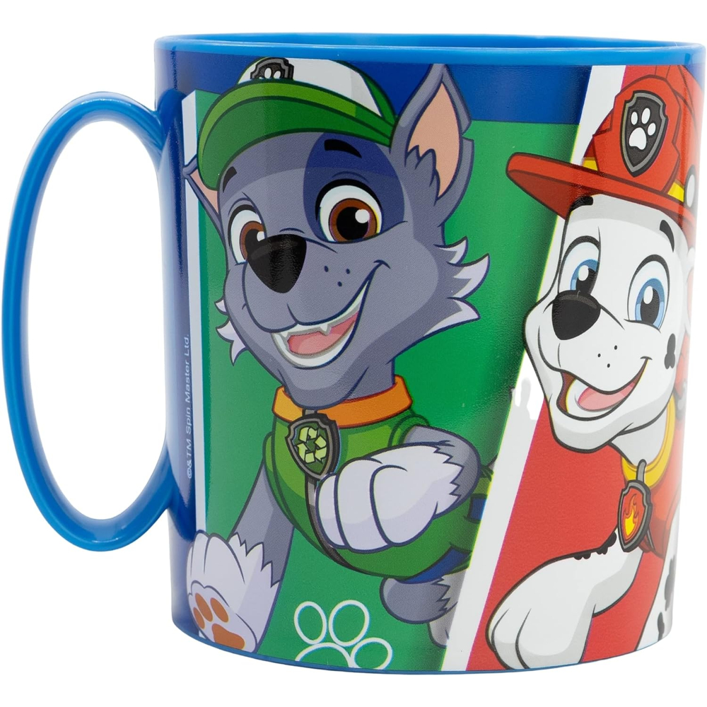 Blaue Tasse mit Paw Patrol-Figuren. Rocky und Marshall sind sichtbar.
