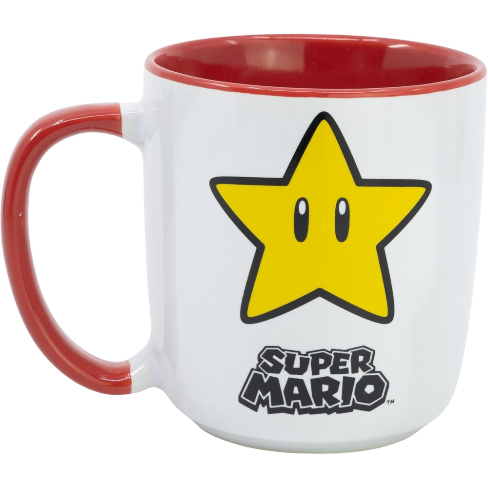 Taza blanca con una estrella amarilla y texto de Super Mario. Asa roja e interior rojo.
