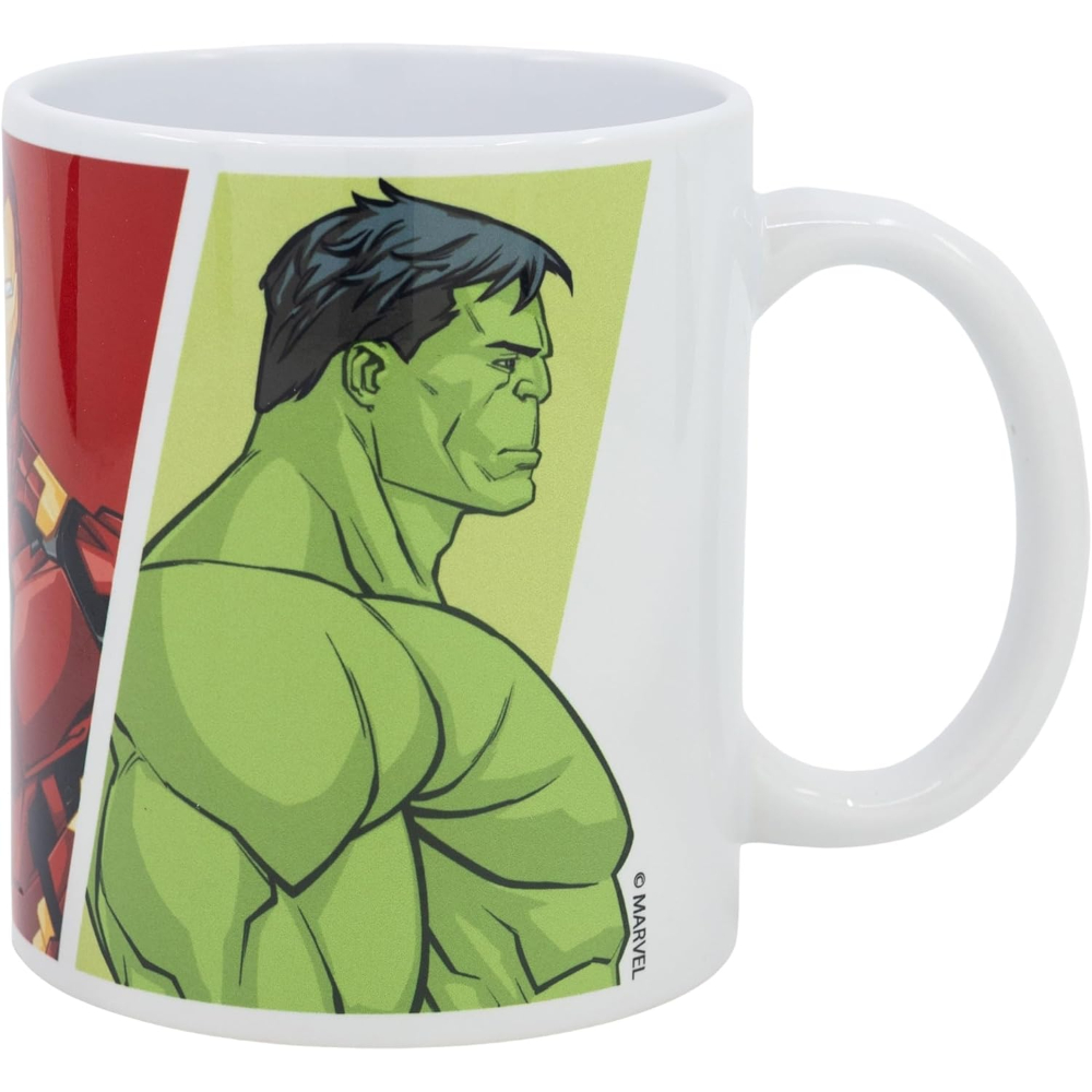 Taza blanca con imágenes de dibujos animados de Hulk e Iron Man.