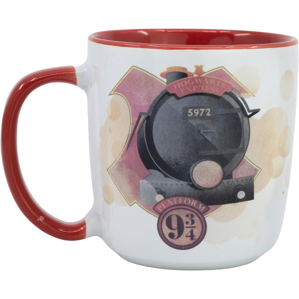 Una taza blanca con asa y borde rojos, con el tren Hogwarts Express y el logo del andén 9 3/4.