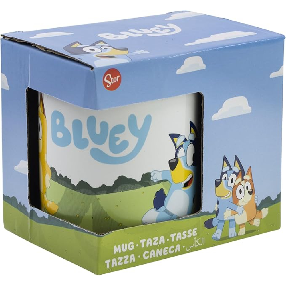 Taza de Bluey en una caja. La taza tiene el logo y personajes de Bluey, la caja muestra imágenes similares.