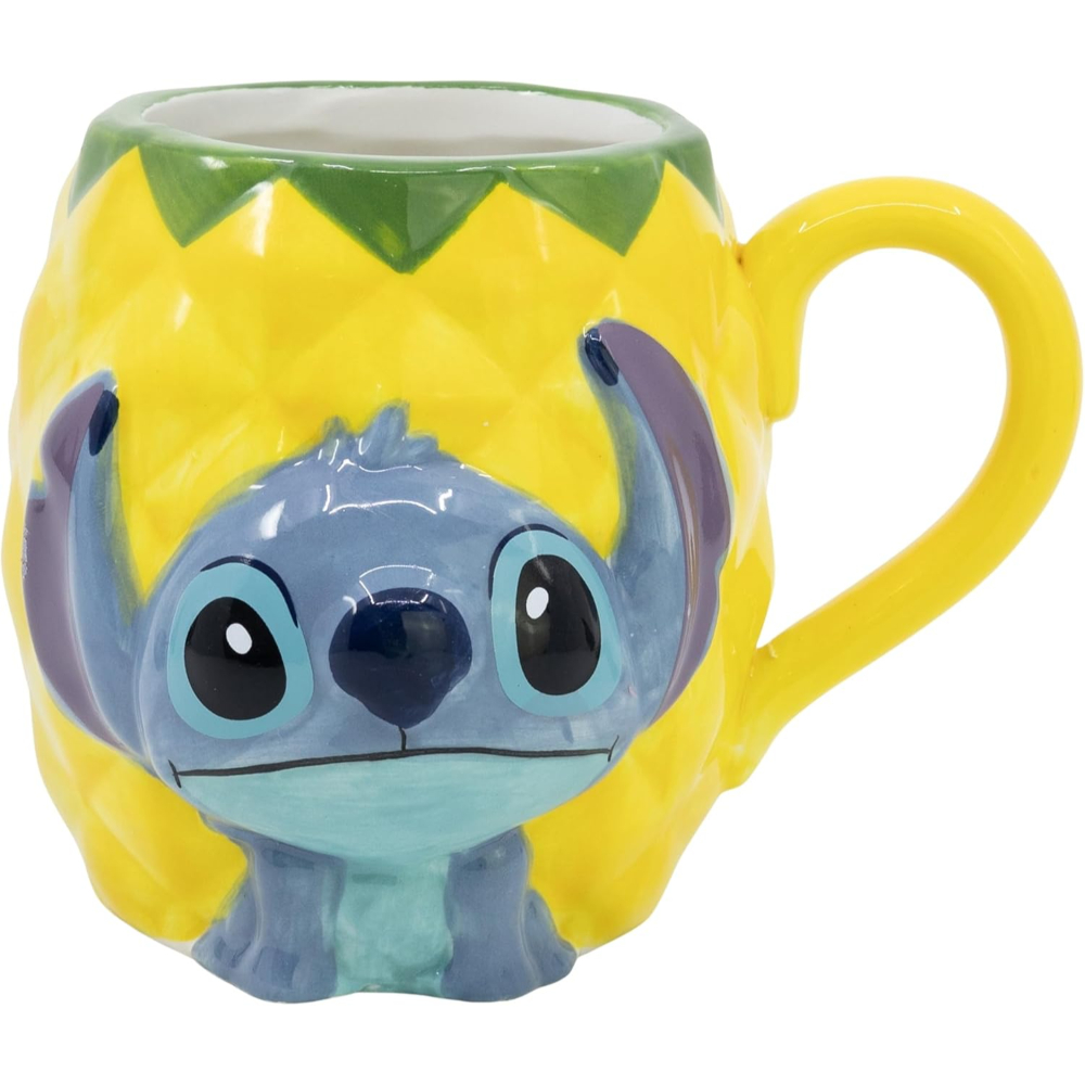 Stitch Ananas-Tasse. Die Tasse ist gelb, hat die Form einer Ananas und Stitchs Gesicht auf der Vorderseite. Lila und Blau.