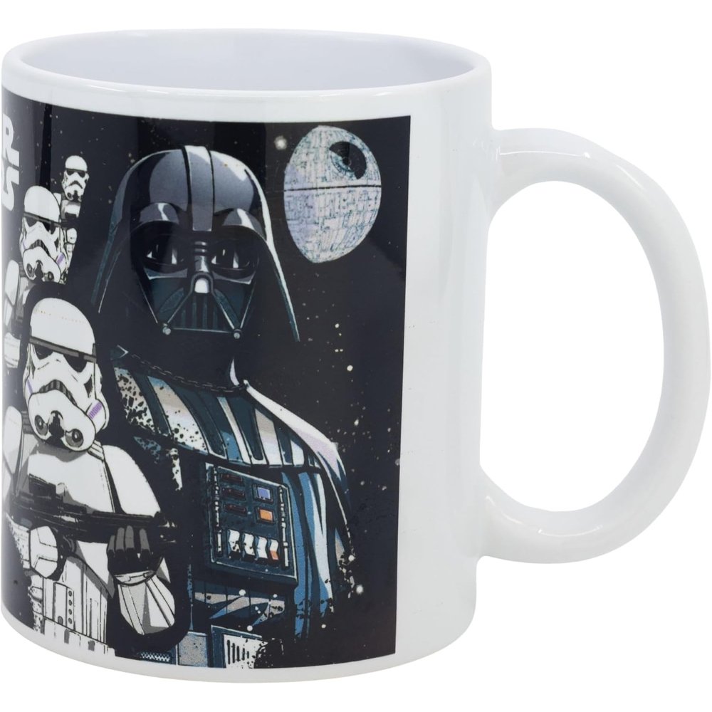 Ein weißer Becher mit einem Star Wars-Design mit Darth Vader und zwei Sturmtrupplern.