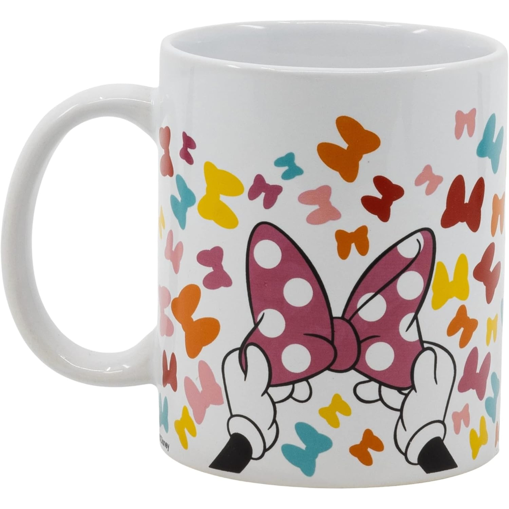 Taza blanca con lazo y manos de Minnie Mouse. Mariposas coloridas alrededor.