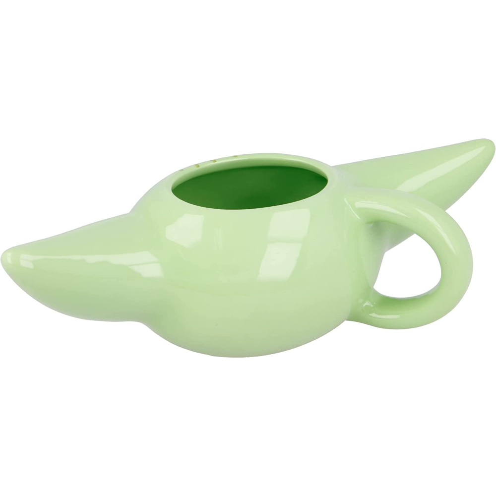 Taza verde claro de Baby Yoda. Forma alargada, asa lateral. Fondo blanco.