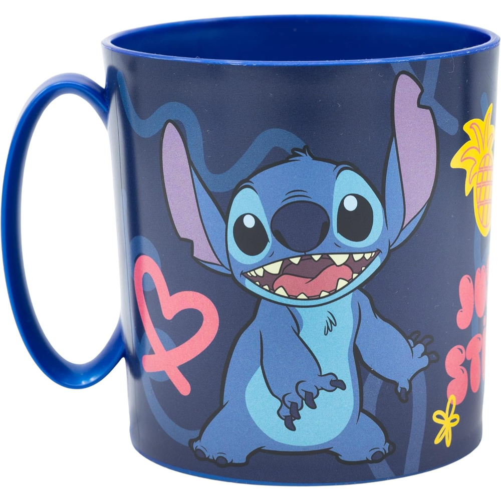 Taza azul con ilustración de Stitch, un personaje de dibujos animados. Tiene asa y borde azules.