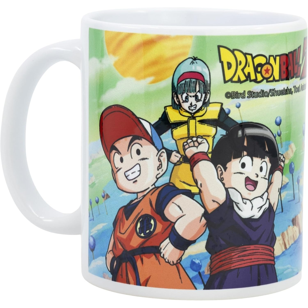 Taza blanca de Dragon Ball con una imagen de tres personajes. La taza tiene un asa.