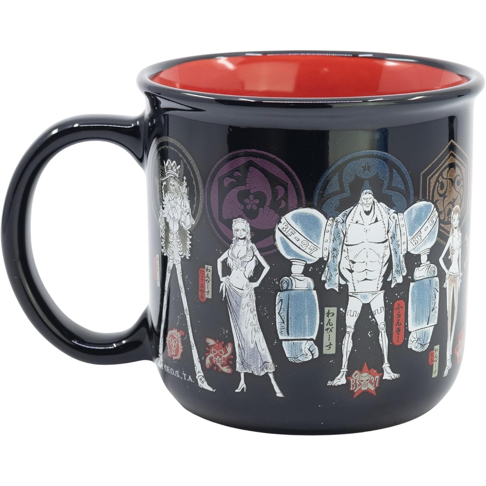 Taza negra con personajes de One Piece, interior rojo.