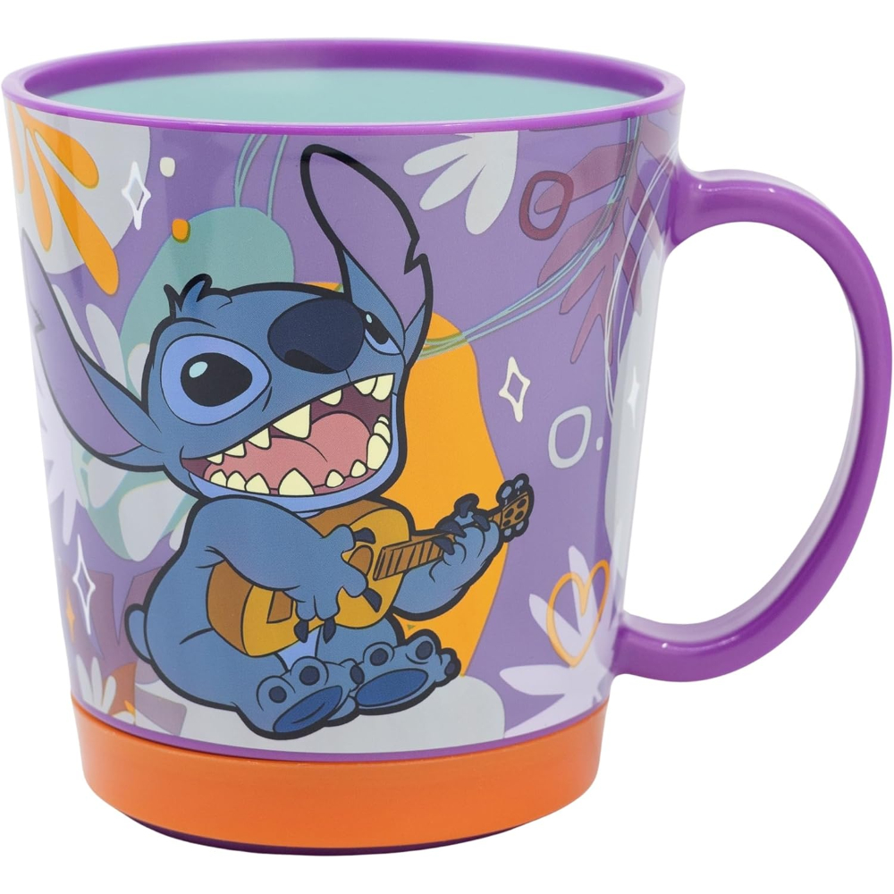 Una tazza di Stitch con Stitch che suona l'ukulele, su sfondo viola e arancione.
