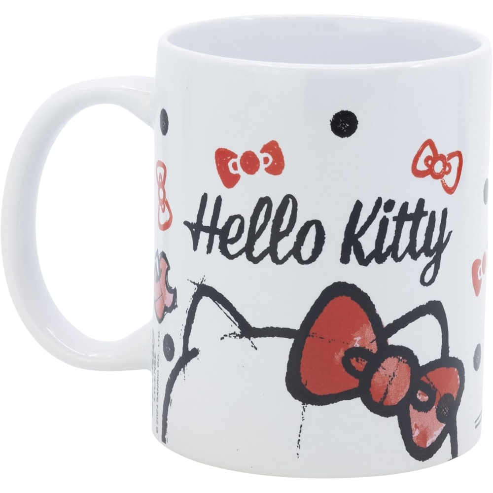 Taza blanca con diseño de Hello Kitty, lazo rojo y puntos negros. Fondo blanco. Estampado de Hello Kitty.