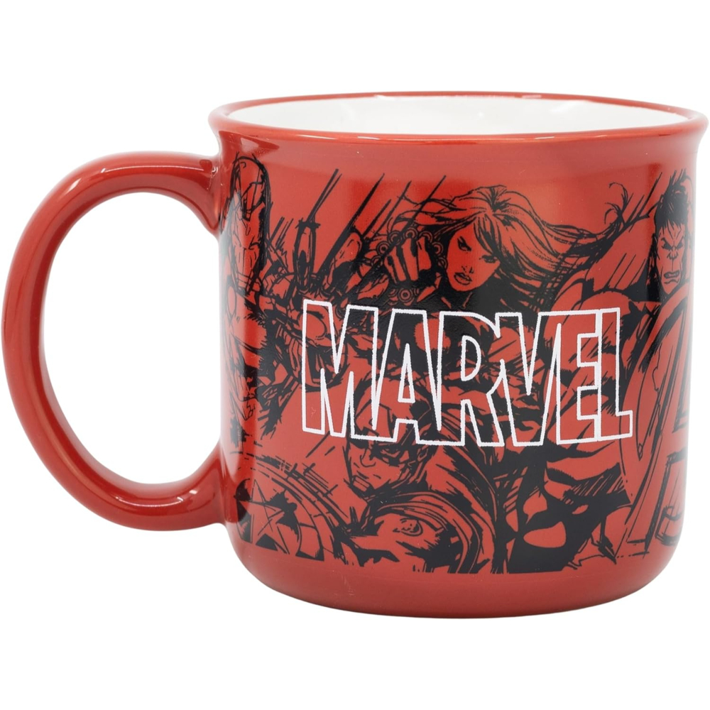Una taza roja con personajes de Marvel, incluyendo a Iron Man y Viuda Negra.