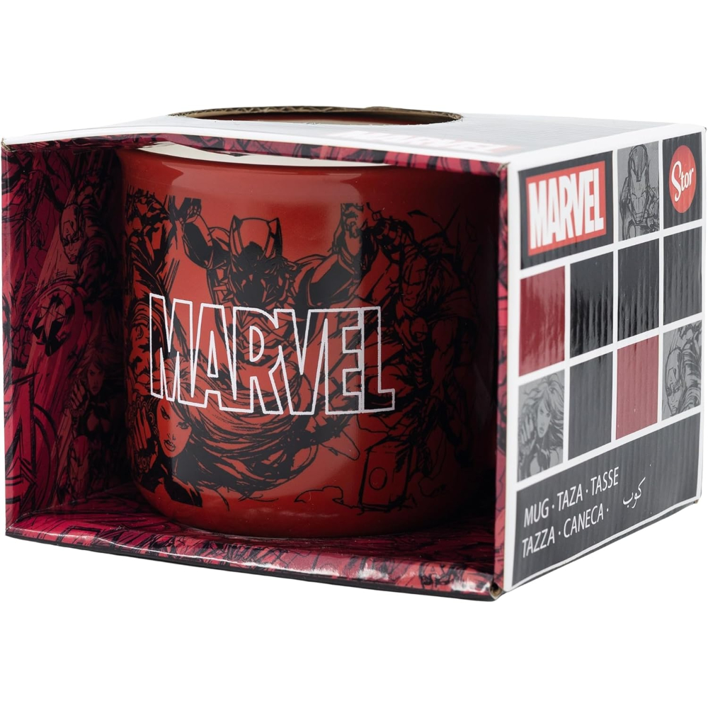 Una taza roja de Marvel en una caja. La taza tiene personajes de Marvel. La caja tiene texto.