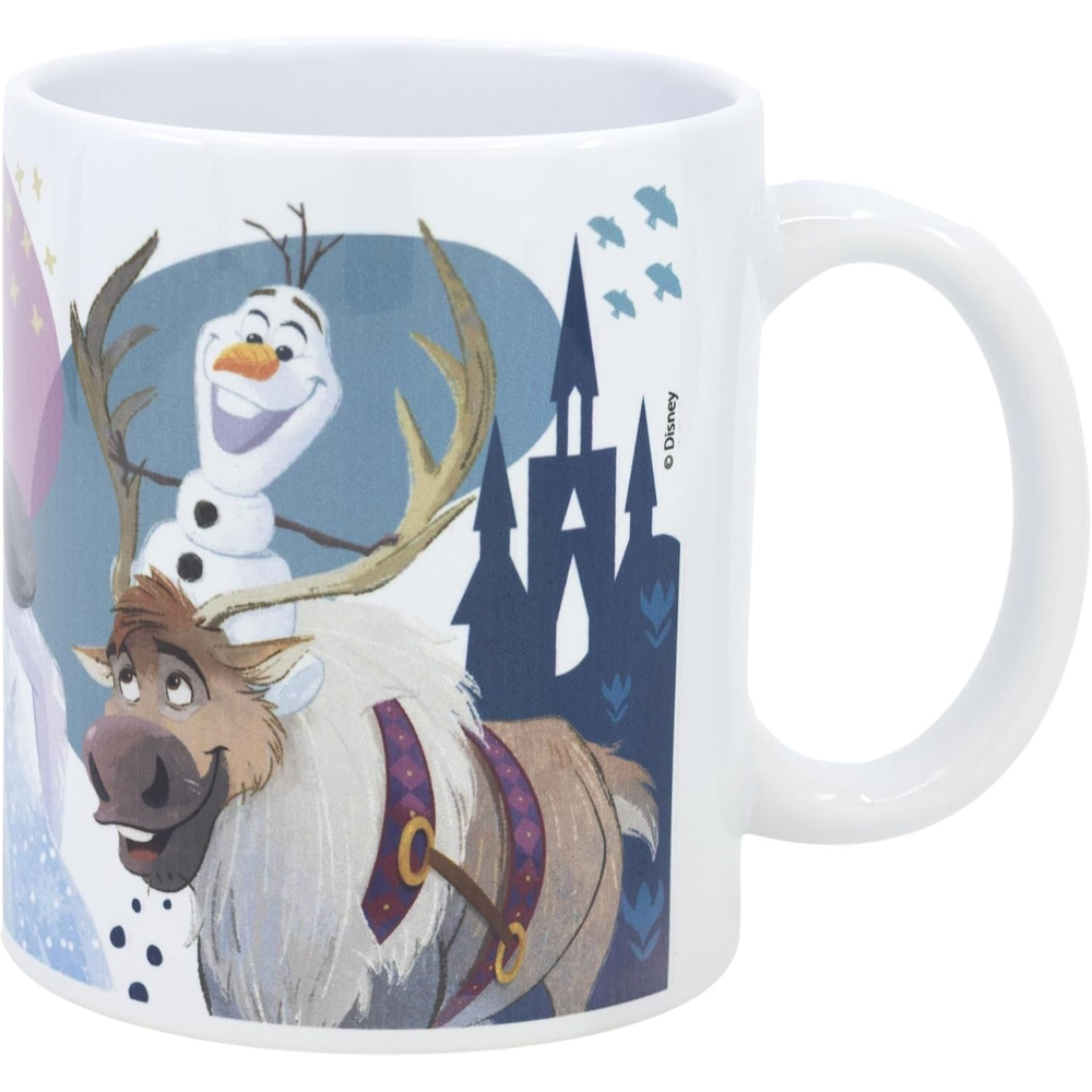 Taza blanca con personajes de Frozen. Presenta a Olaf, un reno y un castillo de fondo.