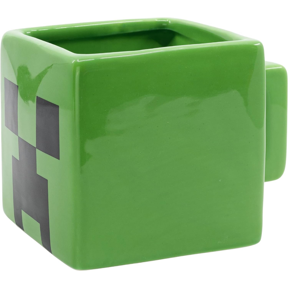 Taza Minecraft verde cuadrada con cara pixelada de Creeper negra al frente, asa lateral.
