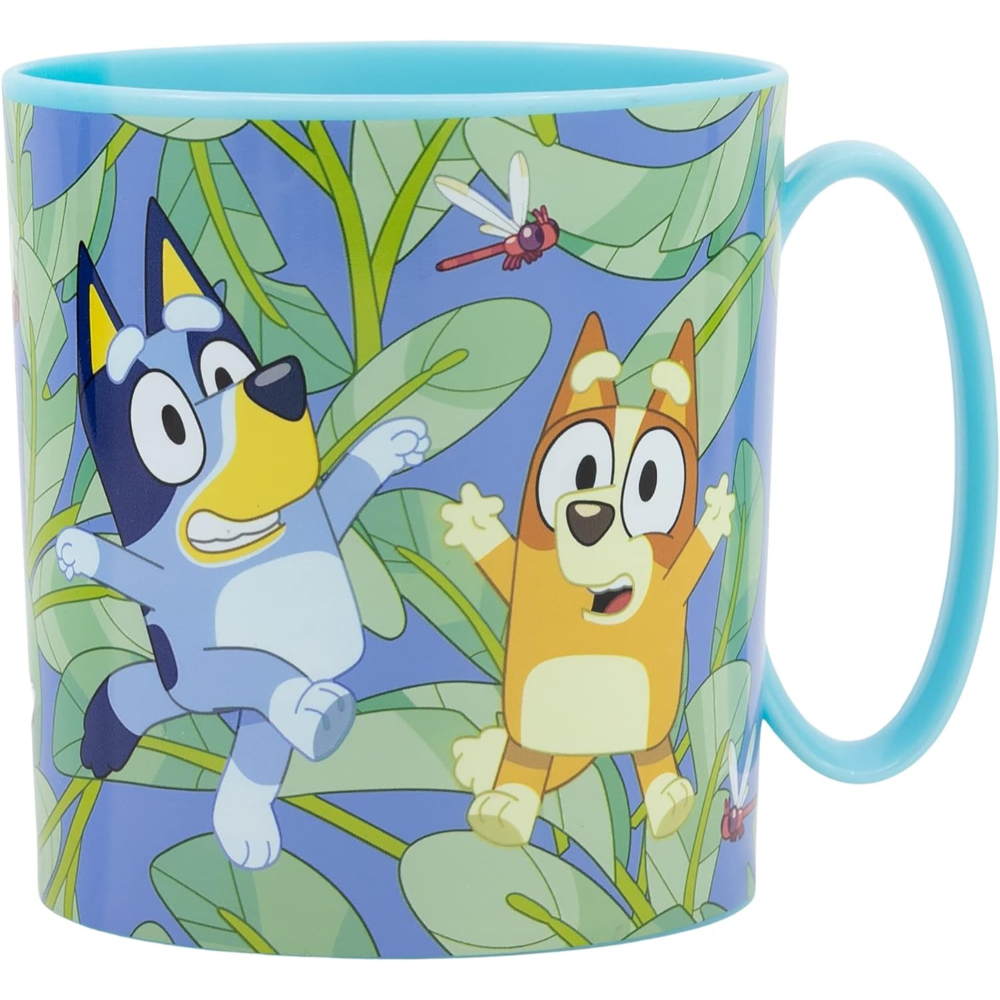 Taza de Bluey y Bingo. Presenta a los personajes de dibujos animados Bluey y Bingo sobre un fondo floral.
