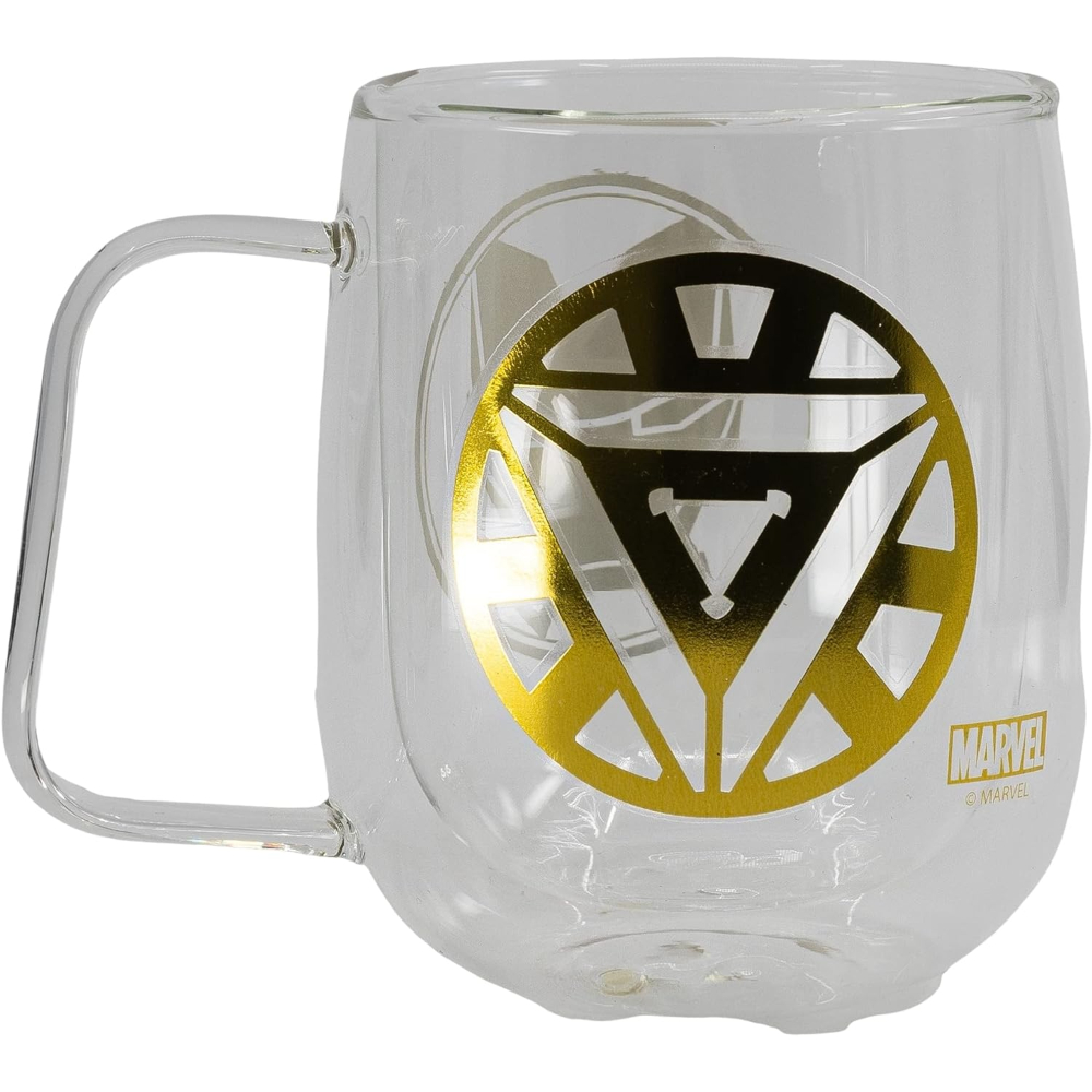 Una taza de vidrio transparente con un símbolo dorado de Iron Man.