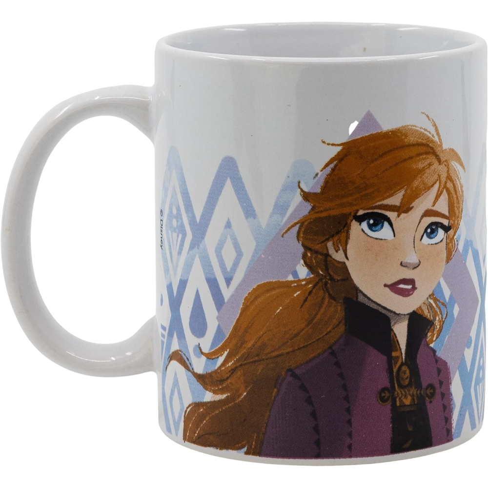 Anna-Tasse aus Frozen. Anna mit roten Haaren und lila Jacke. Blau-weiß gemusterter Hintergrund.