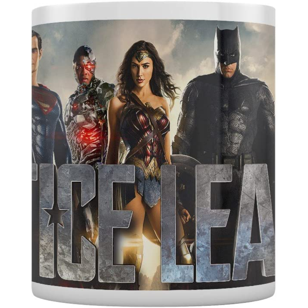 Taza blanca con personajes de la Liga de la Justicia. Se muestran Superman, Batman y Wonder Woman.
