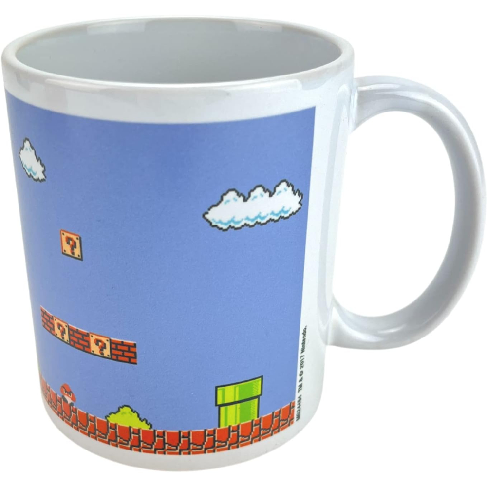 Taza blanca con una escena de nivel de Super Mario. Mario está en una plataforma de ladrillos, cielo azul de fondo.