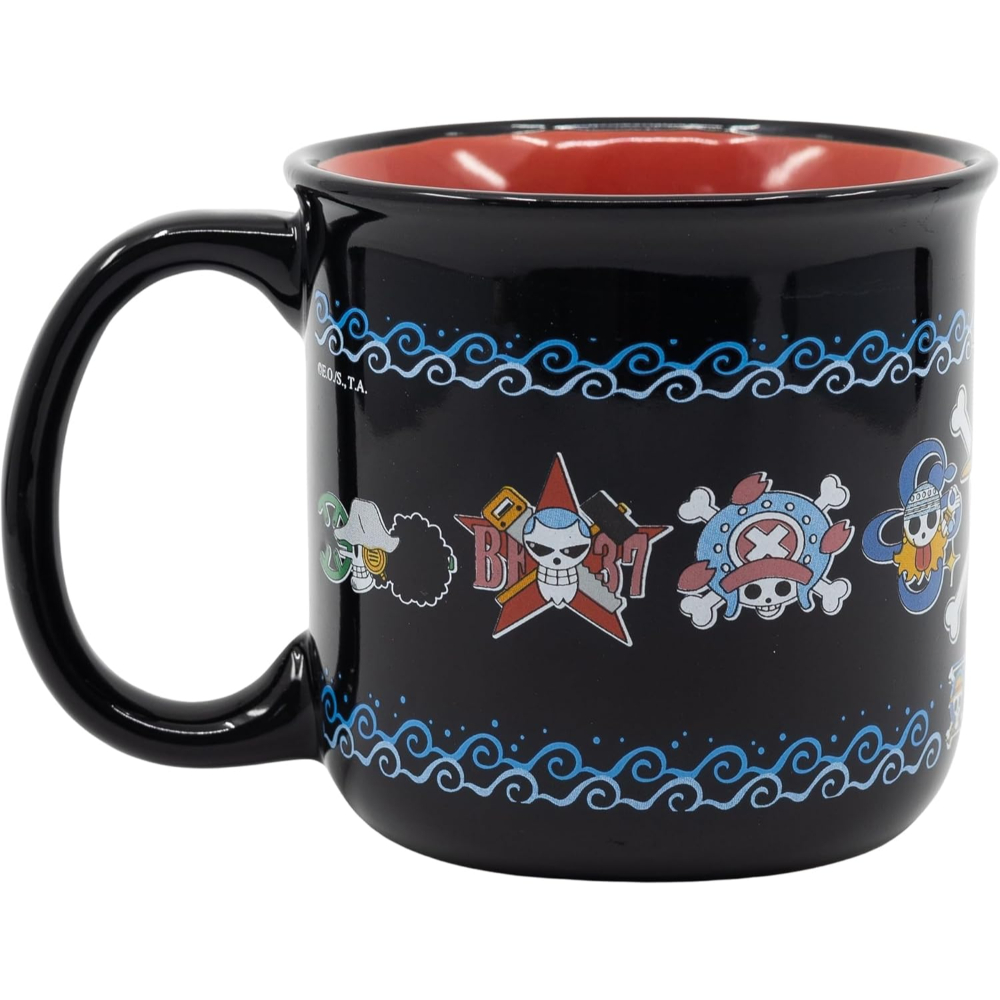 Taza negra de One Piece con varios personajes de dibujos animados y patrón de olas azules.