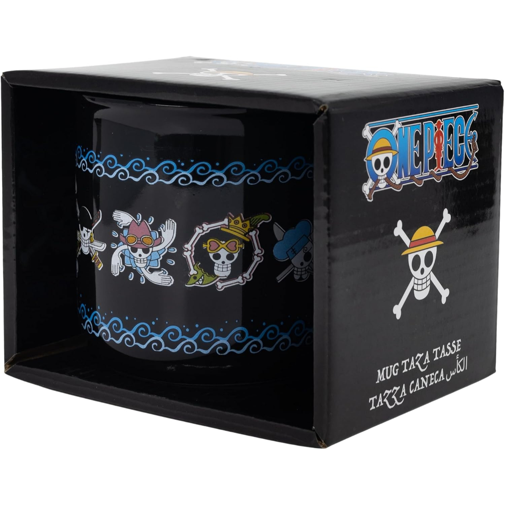 Taza negra en una caja con calaveras de One Piece y diseño temático pirata.