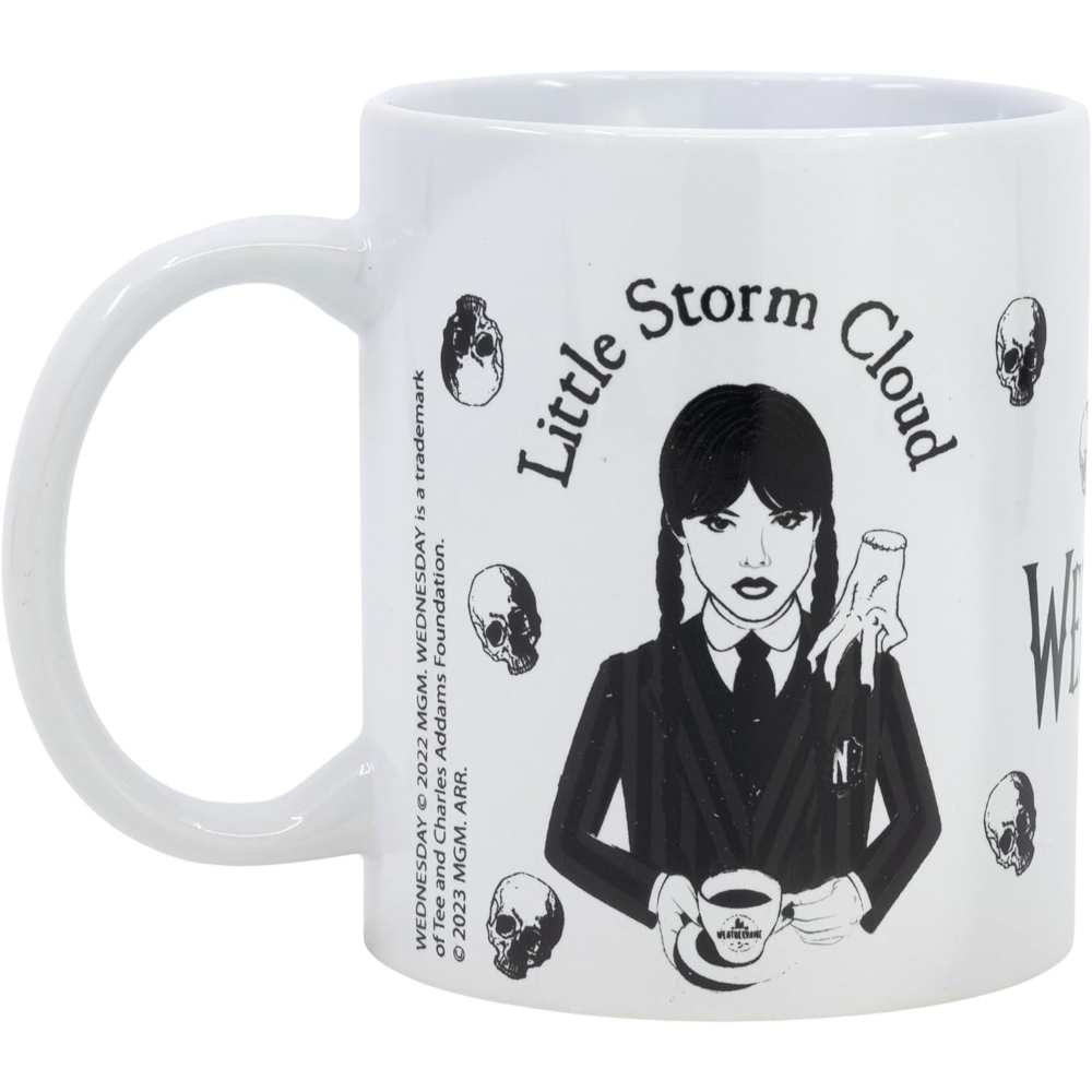 Taza blanca con una ilustración de Miércoles Addams y calaveras.