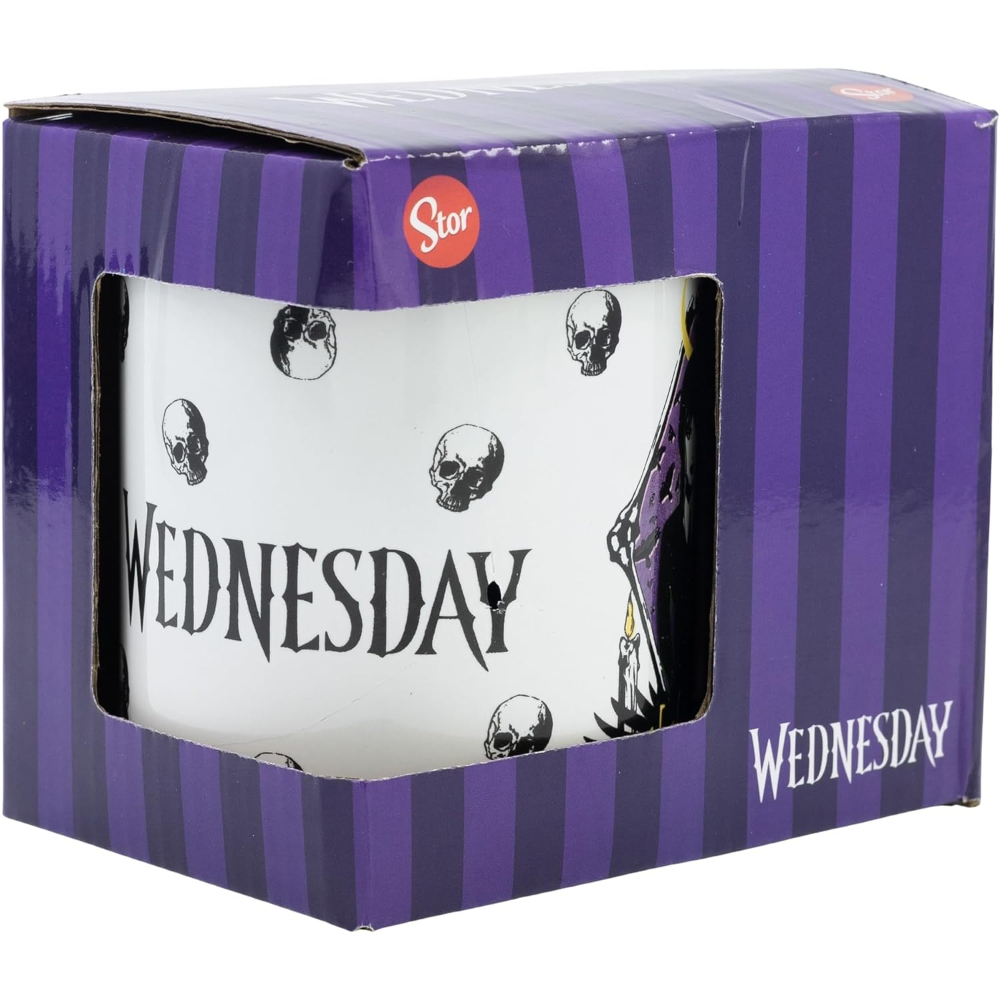 Una taza blanca con calaveras negras y la palabra 'WEDNESDAY' en una caja con rayas moradas.