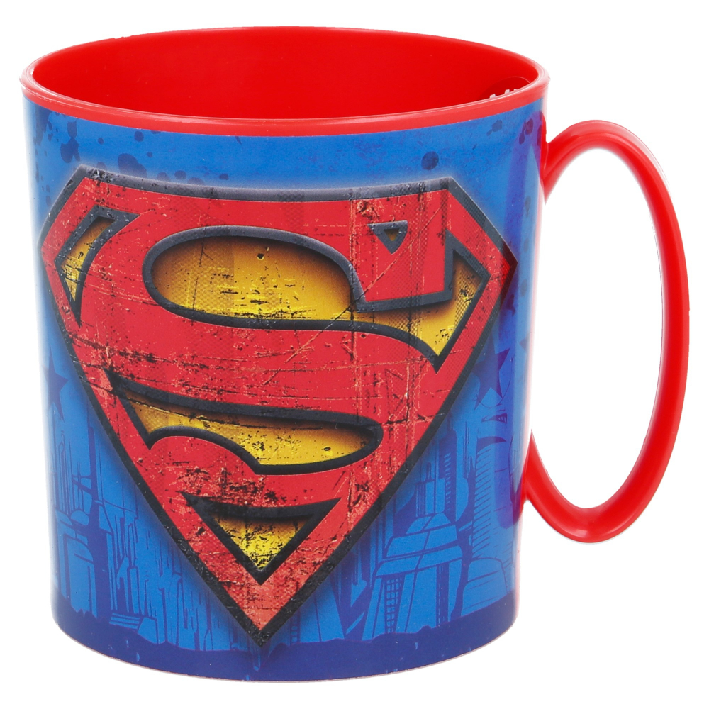 Superman-Tasse mit Logo auf blauem Hintergrund.