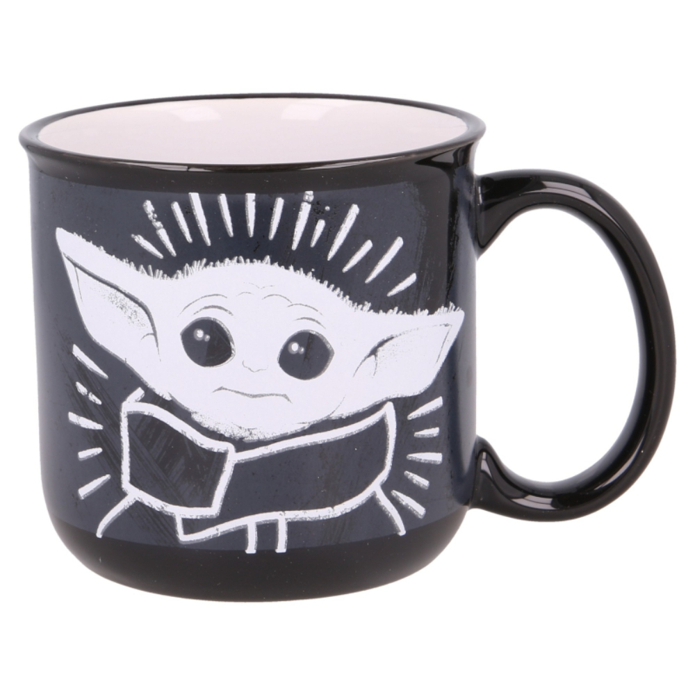 Schwarze Tasse mit Grogu (Baby Yoda) Kunstwerk.