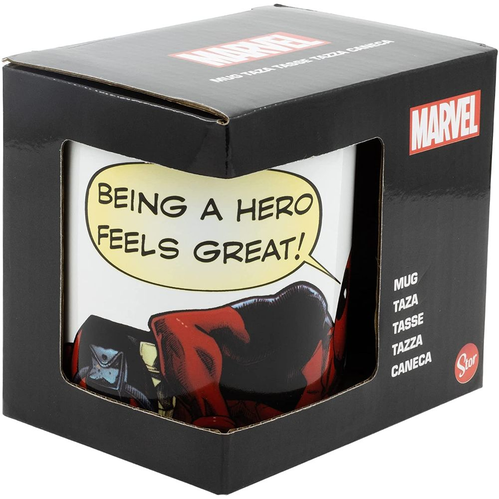Taza de Deadpool en una caja con texto '¡Ser un héroe se siente genial!' con Deadpool tumbado.